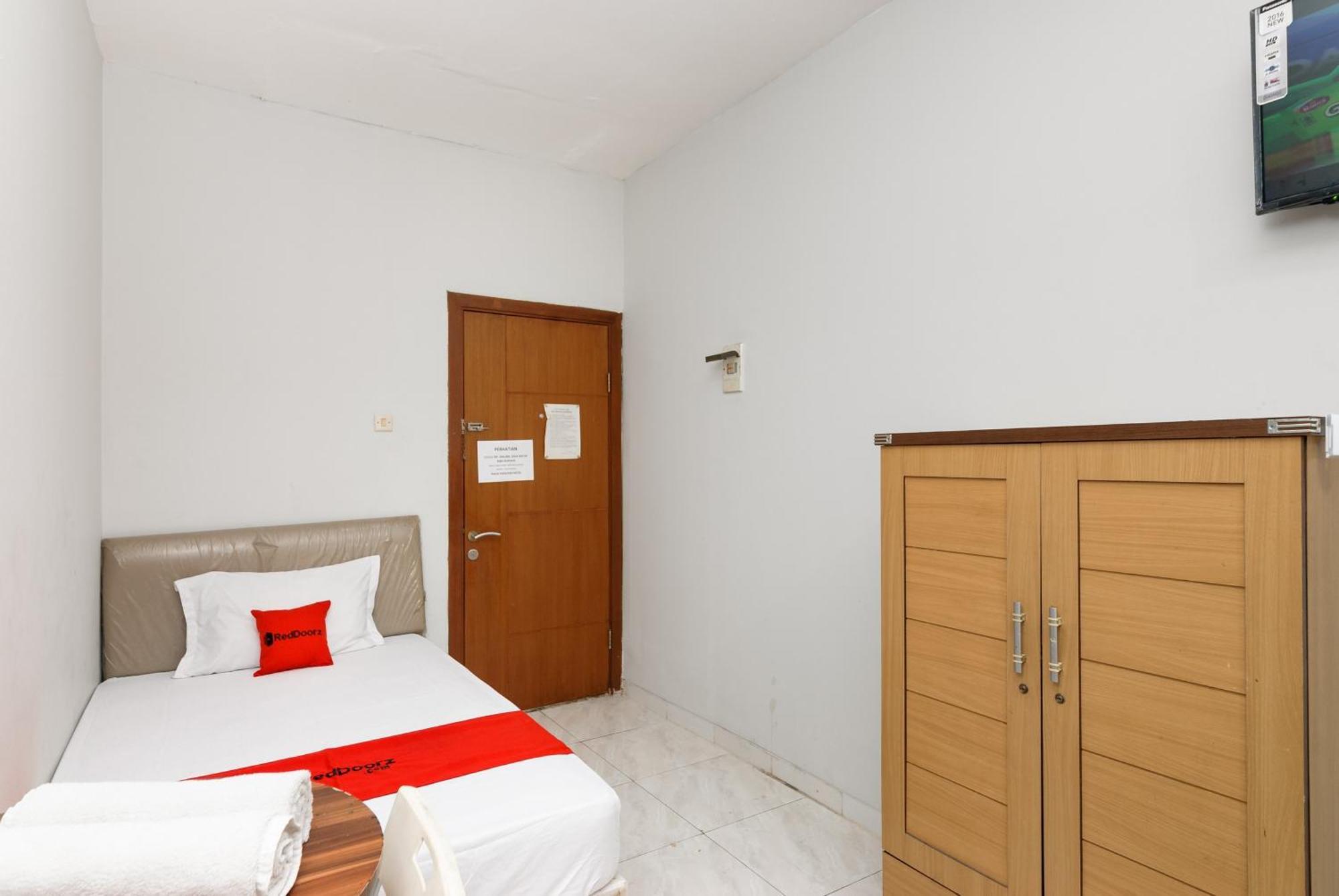 מלון טנגרנג Reddoorz Near Mandaya Royal Hospital Puri מראה חיצוני תמונה
