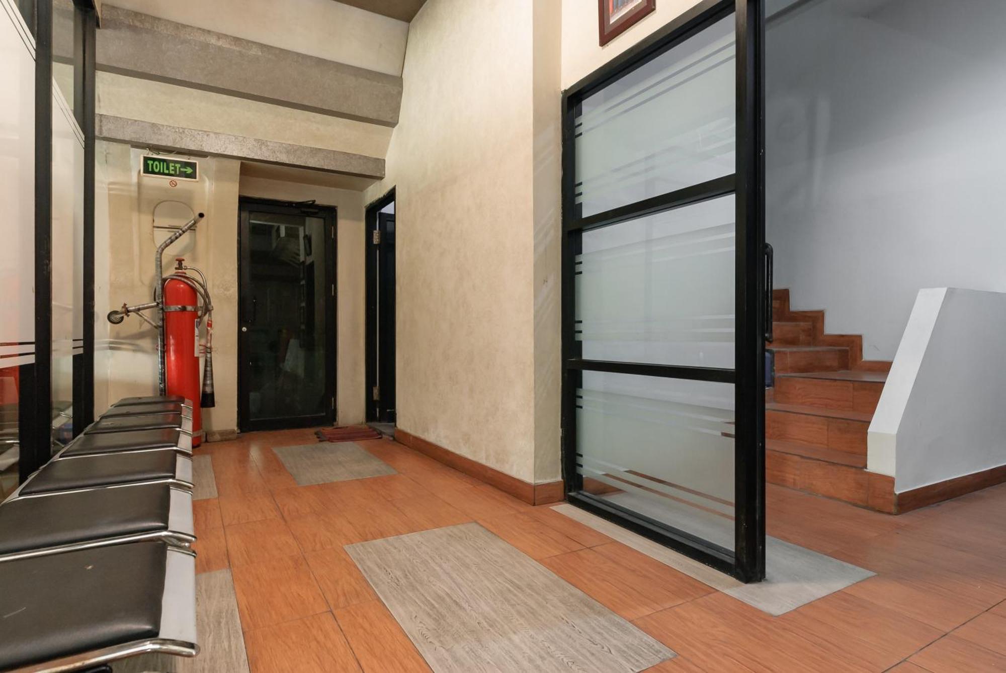 מלון טנגרנג Reddoorz Near Mandaya Royal Hospital Puri מראה חיצוני תמונה