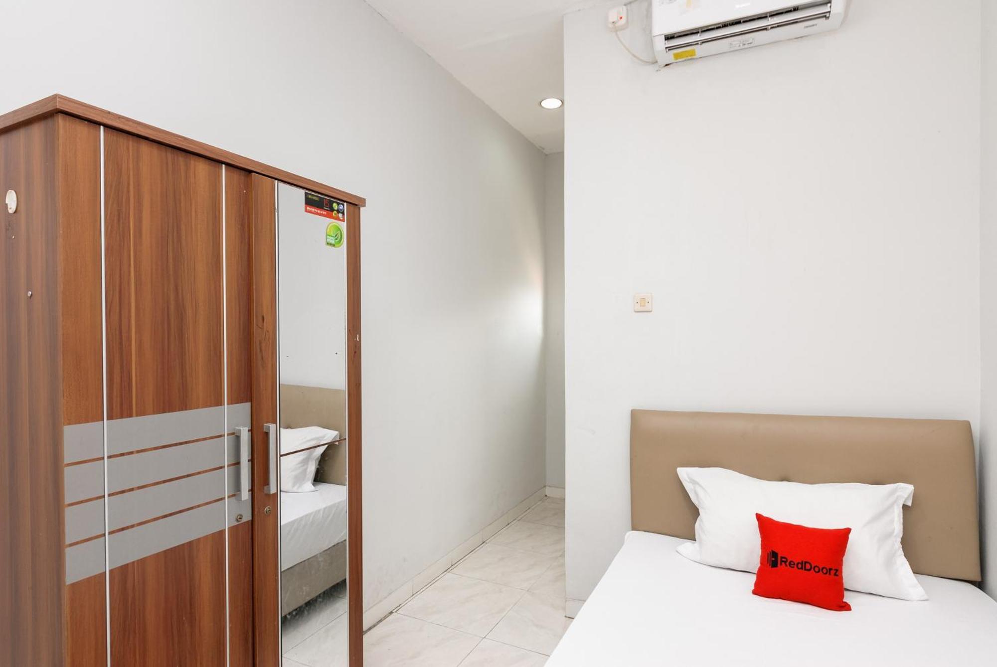 מלון טנגרנג Reddoorz Near Mandaya Royal Hospital Puri מראה חיצוני תמונה