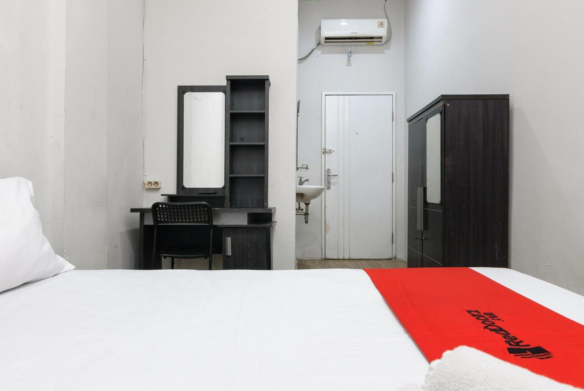 מלון טנגרנג Reddoorz Near Mandaya Royal Hospital Puri מראה חיצוני תמונה